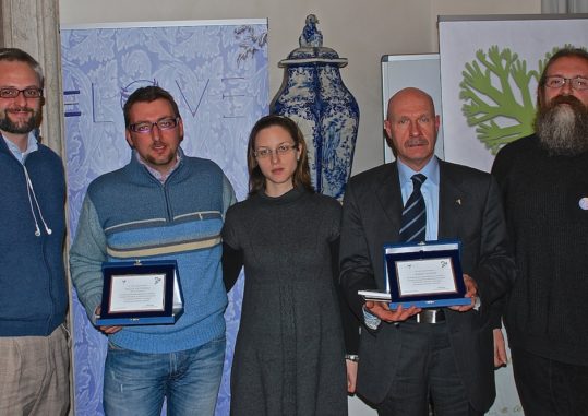 Trento, 24 gennaio 2013. L'emozionante momento dell'incontro tra il donatore e chi il dono l'ha ricevuto ... nella foto il dott. Giorgio Martini e il dott. Nicola Facchinelli con Jovanka, giovane mamma celiaca di Kosovo.