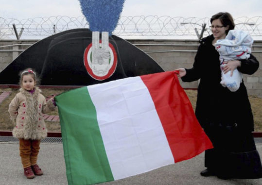 Pristina, gennaio 2012. Jovanka, Marija e Jovan alla base dei Carabinieri MSU di Pristina.