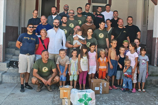 Velika Hoca, 15 agosto 2012. In occasione del V Viaggio di Solidarietà in KiM, foto di gruppo alla scuola con Padre Marko, il direttore della scuola Marko, Jovanka e il piccolo Jovan.